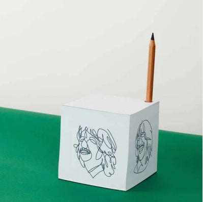 קוביית נייר לבן נתלש עם מקום לעט כולל לוגו על הנייר או/ו בצידיו