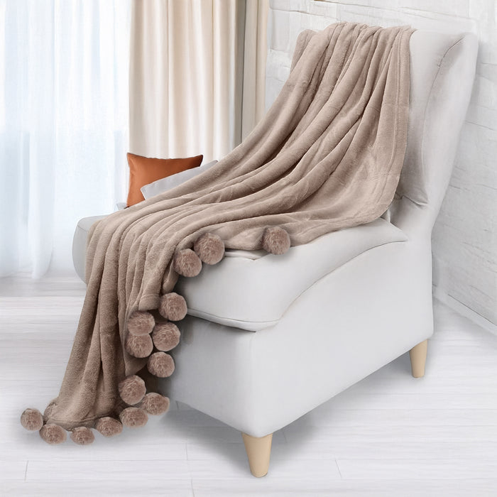 שמיכת קורל פליז עם פומפונים