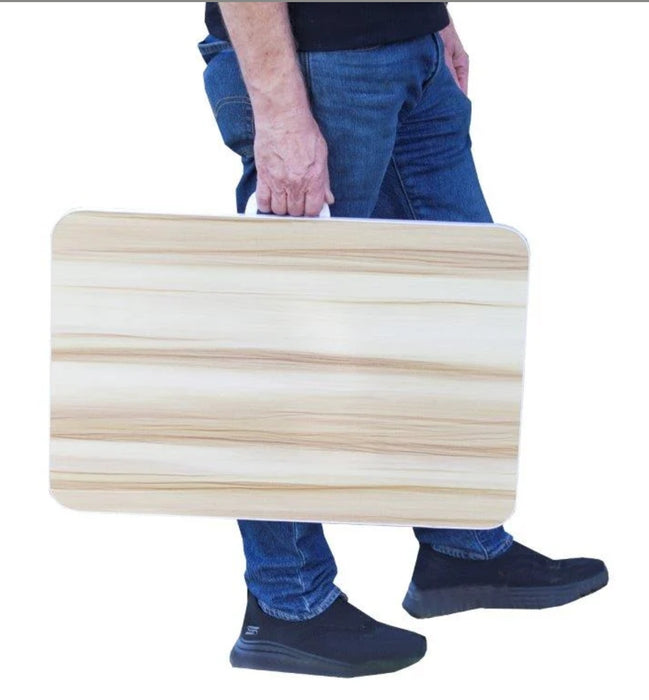 זוג כסאות ושולחן פיקניק וחוף