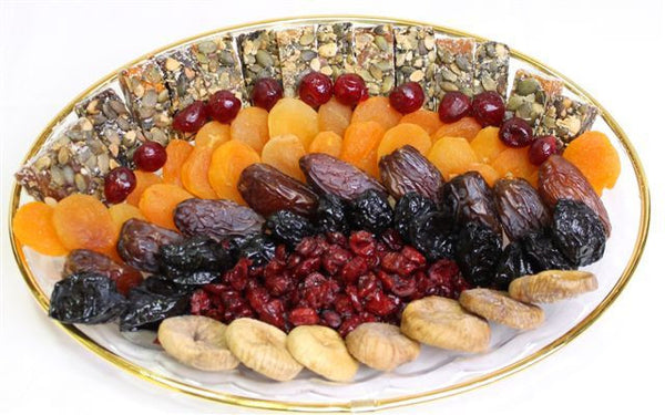 צלחת אובלית חד פעמית או זכוכית דקורטיבית  במילוי פירות יבשים